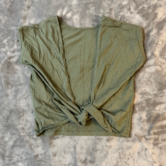 Wilfred Olive Tie-Front Crop Top
#1240 - Picture 1 of 5